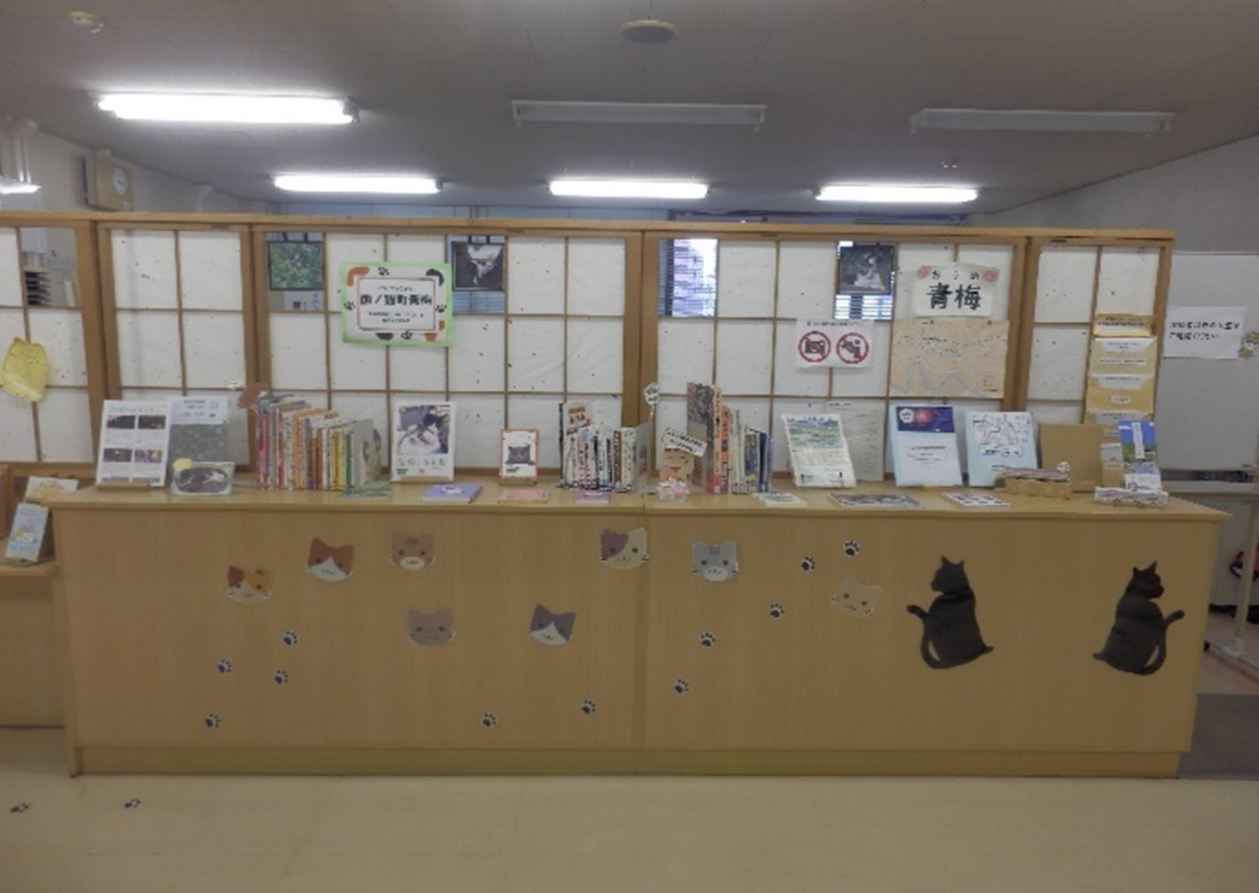 青梅図書館の歴史や観光に関するコーナー。ネコにまつわる展示