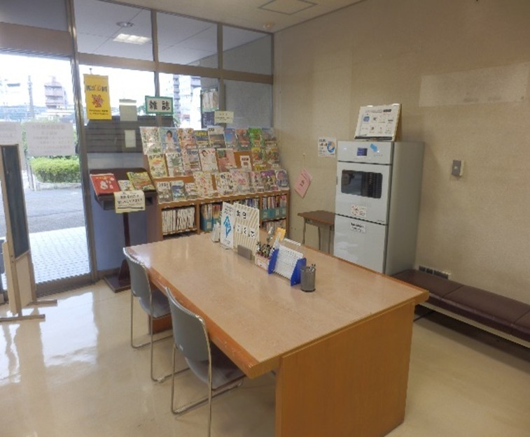 青梅図書館通路の季節に合わせた展示