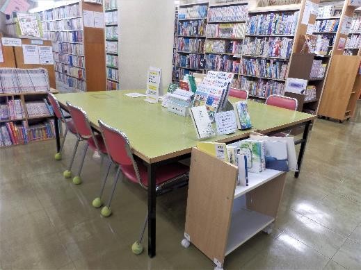 新町図書館の閲覧席